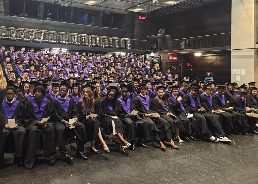 Photo des finissantes et finissants de l'École secondaire catholique Paul-Desmarais