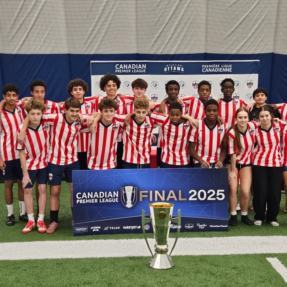 équipe de sport dans le dôme avec chandail ligné rouge et blanc