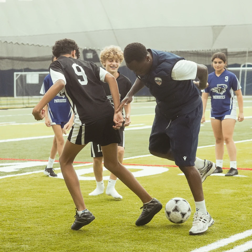 Des élèves de l'école en joute de soccer dans le dôme sportif.