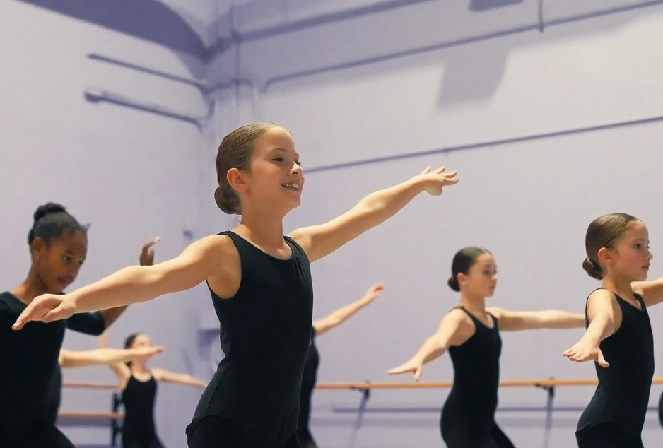 Des élèves en répétition de danse à L'école de danse Louise.