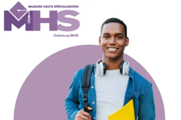 Élève souriant portant un sac à dos et tenant un cahier, associé à la Majeure Haute Spécialisation.