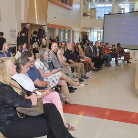 la foule est présente au 10e anniversaire de l'école